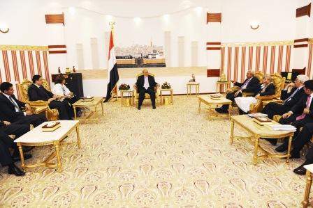 الرئيس لدى لقائه أعضاء اللجنة الفنية للحوار أمس